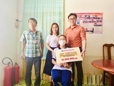 Thăm hỏi, trao quỹ hỗ trợ cho học sinh trường THPT Thái Thanh Hòa bị tai nạn giao thông