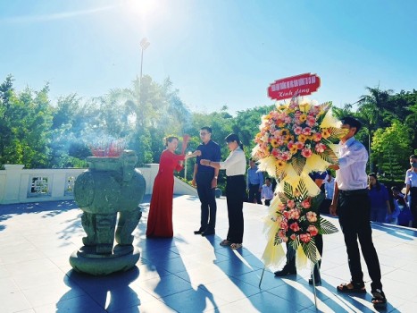 Dâng hương, dâng hoa tưởng niệm Chủ tịch Hồ Chí Minh