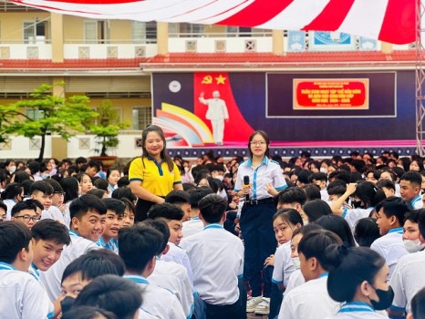 1800 HỌC SINH TRƯỜNG THPT ĐẦM DƠI SÔI ĐỘNG VỚI "CONNECT AND DISCOVER ENGLISH VIBES"