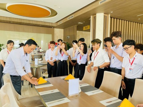 Sinh viên tham quan khách sạn Mường Thanh Cà Mau (6)