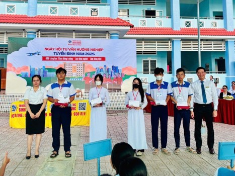 RỘN RÀNG NGÀY HỘI TƯ VẤN HƯỚNG NGHIỆP TẠI TRƯỜNG THPT THÁI THANH HÒA