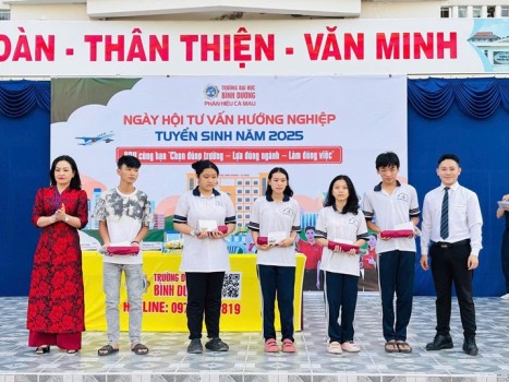 BDU CÀ MAU ĐỒNG HÀNH CÙNG HỌC SINH TRƯỜNG THPT NGUYỄN VIỆT KHÁI VỚI HOẠT ĐỘNG ĐỊNH HƯỚNG TƯƠNG LAI - BƯỚC NGOẶT CUỘC ĐỜI