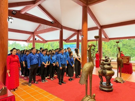 DÂNG HƯƠNG, DÂNG HOA TƯỞNG NIỆM CHỦ TỊCH HỒ CHÍ MINH - HƯỚNG TỚI KỶ NIỆM 135 NĂM NGÀY SINH CỦA NGƯỜI