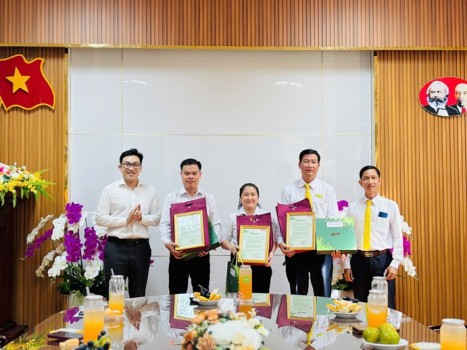 LƯU DẤU YÊU THƯƠNG TRONG NGÀY CHIA TAY ĐỒNG NGHIỆP