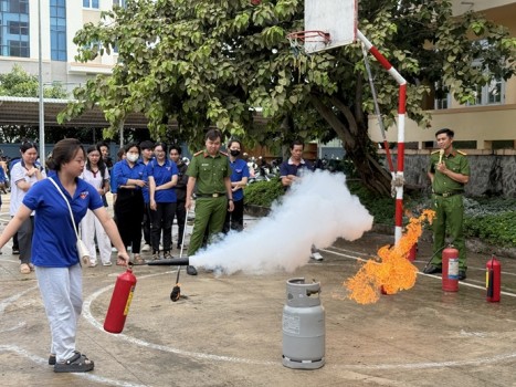 BDU CÀ MAU ĐƯỢC TUYÊN DƯƠNG LÀ TRƯỜNG HỌC ĐIỂN HÌNH TIÊN TIẾN TRONG PHONG TRÀO TOÀN DÂN THAM GIA PCCC NĂM 2025
