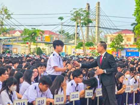 CÙNG HỌC SINH TRƯỜNG THPT CÁI NƯỚC TRANG BỊ KỸ NĂNG SỬ DỤNG "CÔNG NGHỆ & AI" TRONG HỌC TẬP AN TOÀN, HIỆU QUẢ