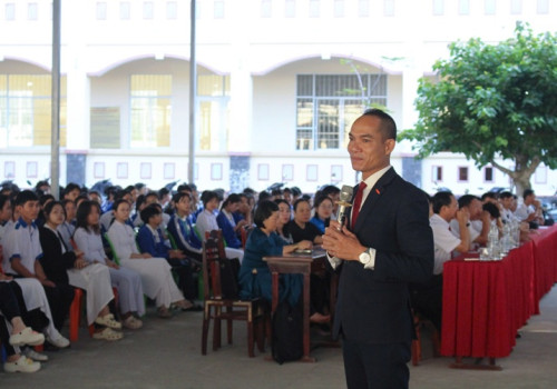 HƠN 2000 HỌC SINH TRƯỜNG THPT VÕ VĂN KIỆT HÀO HỨNG ĐỊNH VỊ BẢN THÂN CÙNG BDU CÀ MAU
