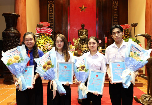 GIẢNG VIÊN, SINH VIÊN PHÂN HIỆU LÀM THEO LỜI BÁC