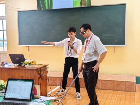 SINH VIÊN ĐAM MÊ NGHIÊN CỨU KHOA HỌC: BIẾN CÔNG NGHỆ THÀNH "ĐÔI MẮT THỨ HAI" CHO NGƯỜI KHIẾM THỊ