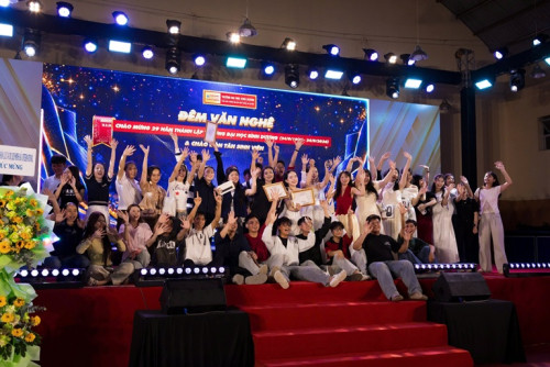RỰC RỠ SẮC MÀU ĐÊM GALA CHÀO ĐÓN TÂN SINH VIÊN 2026