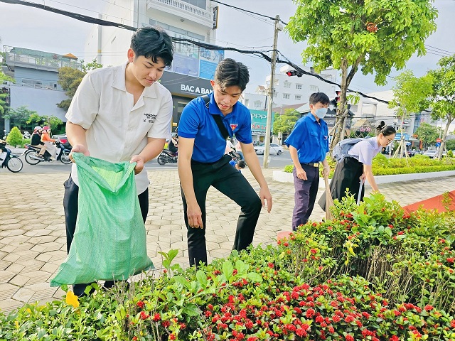 DÂNG HƯƠNG BIA TƯỞNG NIỆM PHƯỜNG 5 (9)