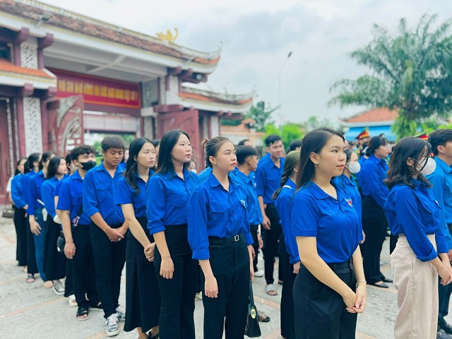 DÂNG HƯƠNG VÀ THĂM MẸ VNAH (3)