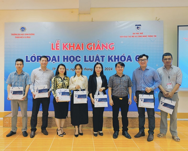 KHAI GIẢNG LỚP ĐẠI HỌC LUẬT KHÓA 6 (2)