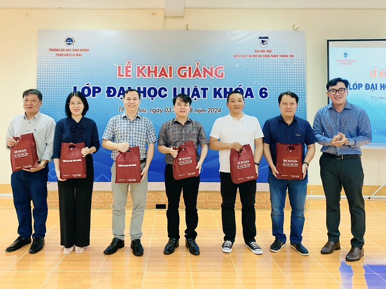 KHAI GIẢNG LỚP ĐẠI HỌC LUẬT KHÓA 6 (9)