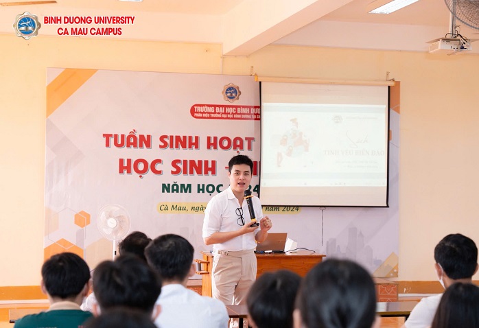 SINH HOẠT CÔNG DÂN ĐẦU KHÓA (9)