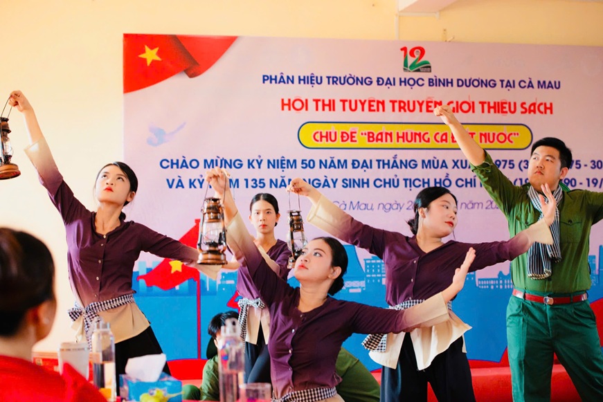 CHUNG KẾT GIỚI THIỆU SÁCH (1)