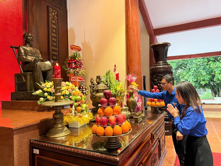 DÂNG HƯƠNG SINH NHẬT 135 BÁC HỒ (11)