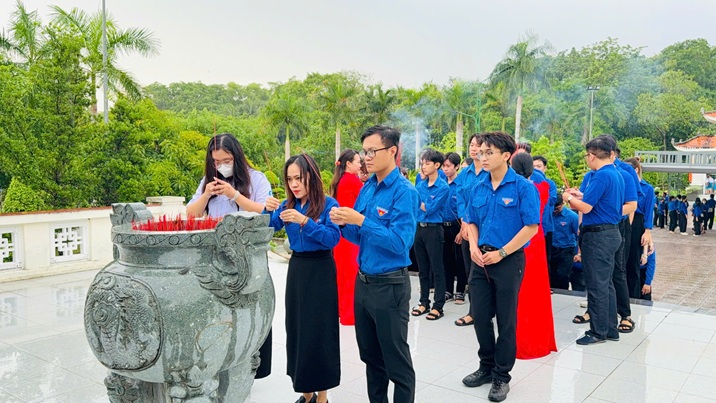 DÂNG HƯƠNG SINH NHẬT 135 BÁC HỒ (12)