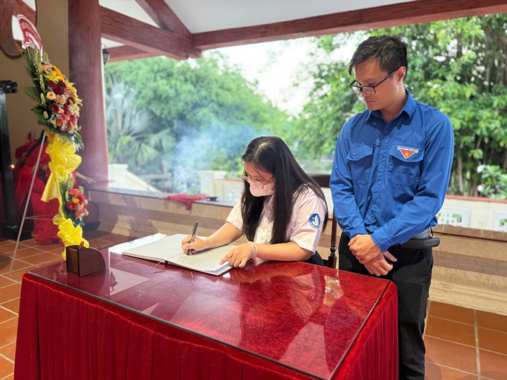 DÂNG HƯƠNG SINH NHẬT 135 BÁC HỒ (2)
