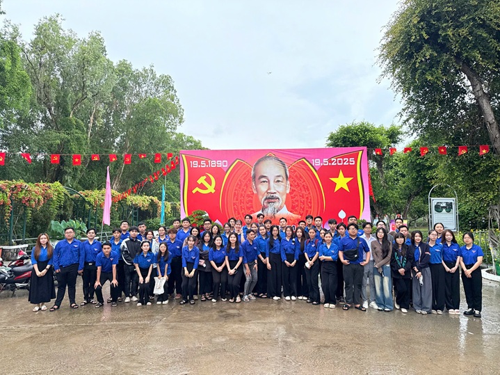 DÂNG HƯƠNG SINH NHẬT 135 BÁC HỒ (3)