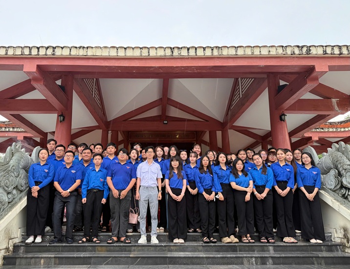 DÂNG HƯƠNG SINH NHẬT 135 BÁC HỒ (5)