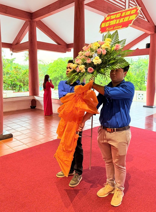 DÂNG HƯƠNG SINH NHẬT 135 BÁC HỒ (7)
