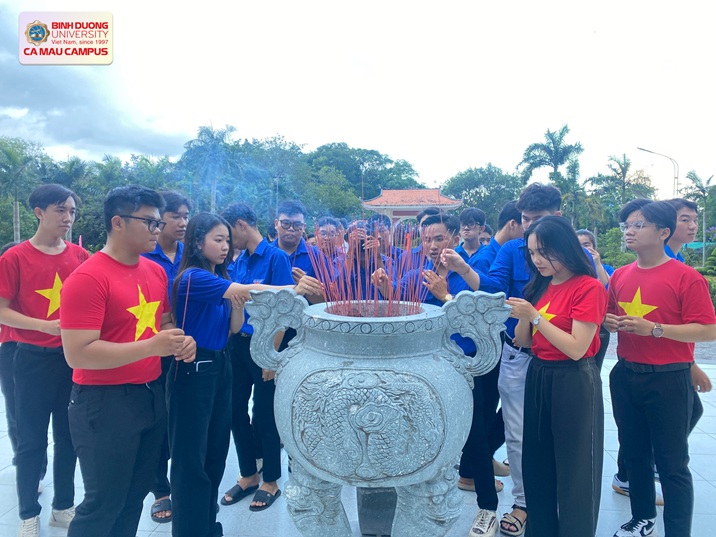DÂNG HƯƠNG VIẾNG PHỦ THỜ BÁC (1)