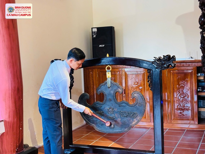 DÂNG HƯƠNG VIẾNG PHỦ THỜ BÁC (12)