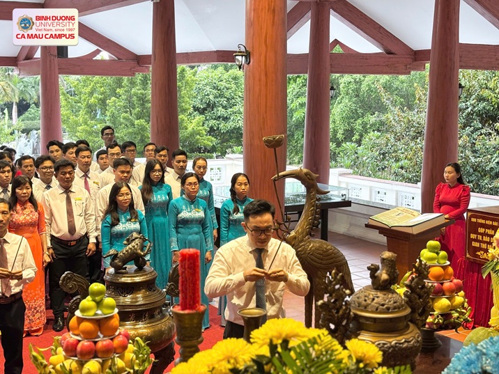 DÂNG HƯƠNG VIẾNG PHỦ THỜ BÁC (2)