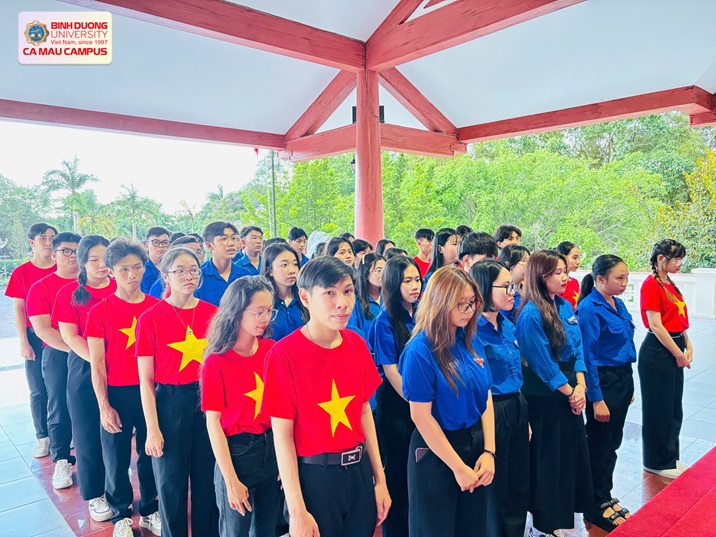DÂNG HƯƠNG VIẾNG PHỦ THỜ BÁC (3)