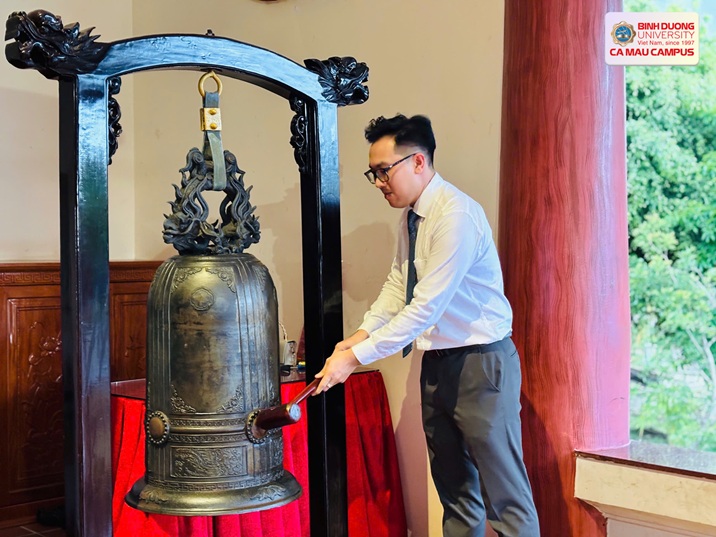 DÂNG HƯƠNG VIẾNG PHỦ THỜ BÁC (4)