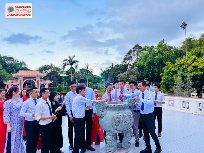 DÂNG HƯƠNG VIẾNG PHỦ THỜ BÁC (9)