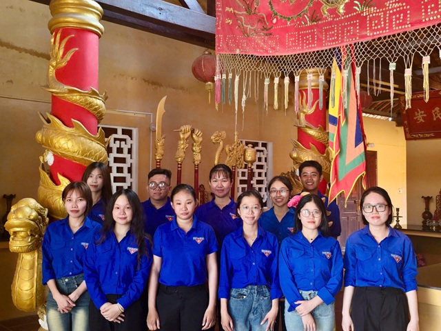SINH VIÊN THAM QUAN ĐÌNH TÂN HƯNG (2)