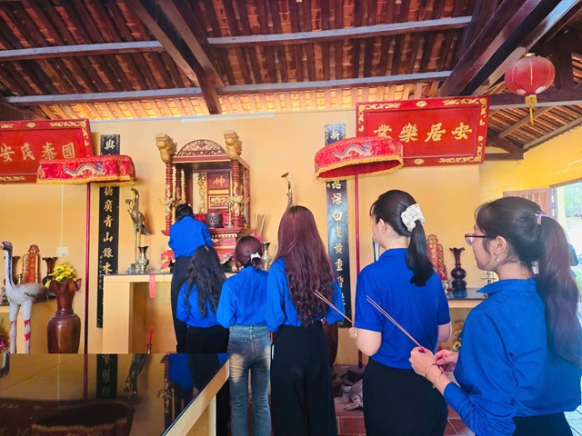 SINH VIÊN THAM QUAN ĐÌNH TÂN HƯNG (3)