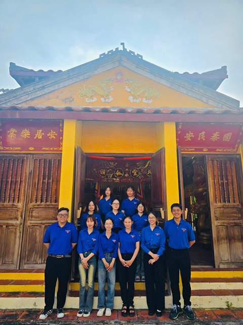 SINH VIÊN THAM QUAN ĐÌNH TÂN HƯNG (4)