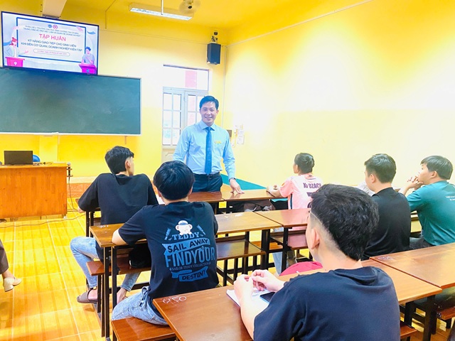 TẬP HUẤN KỸ NĂNG GIAO TIẾP CHO SINH VIÊN (3)