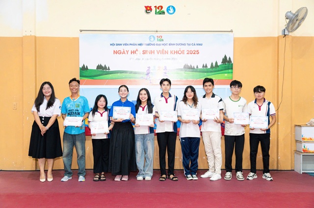 TRAO GIẨY CHỨNG NHẬN SINH VIÊN KHỎE (1)