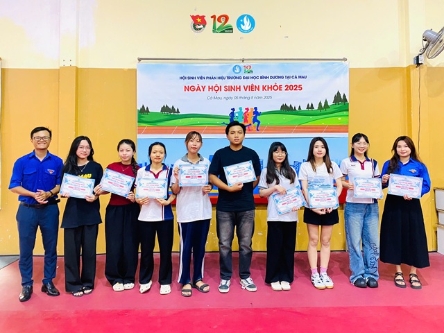 TRAO GIẨY CHỨNG NHẬN SINH VIÊN KHỎE (2)