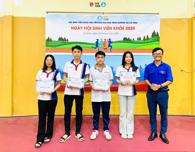 TRAO GIẨY CHỨNG NHẬN SINH VIÊN KHỎE (3)