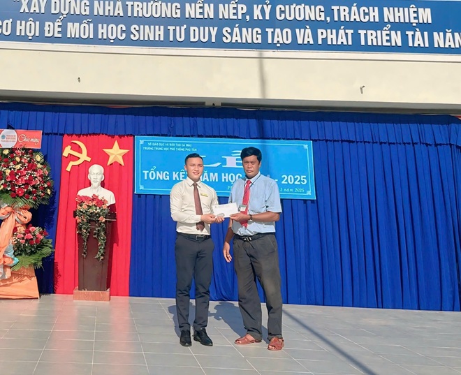 TRAO HỌC BỔNG CHO HỌC SINH THPT (1)