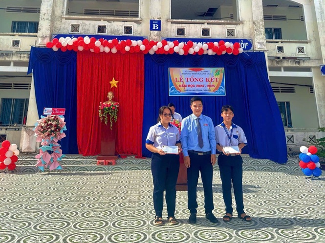 TRAO HỌC BỔNG CHO HỌC SINH THPT (10)