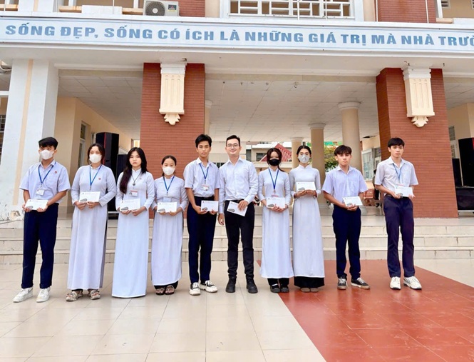 TRAO HỌC BỔNG CHO HỌC SINH THPT (11)