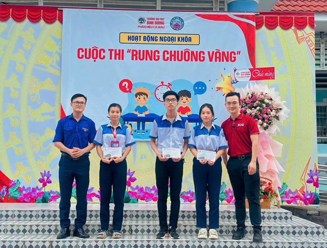 TRAO HỌC BỔNG CHO HỌC SINH THPT (12)