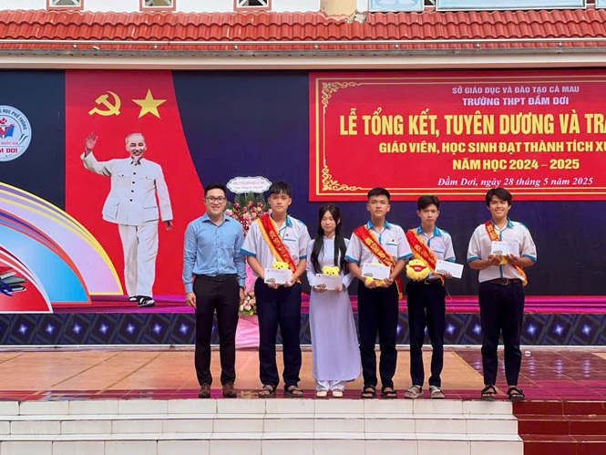 TRAO HỌC BỔNG CHO HỌC SINH THPT (13)