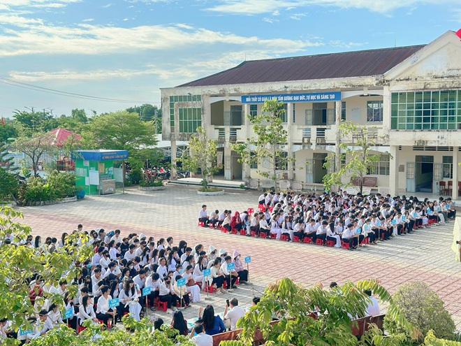 TRAO HỌC BỔNG CHO HỌC SINH THPT (2)