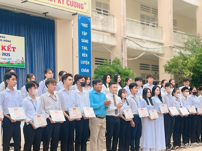 TRAO HỌC BỔNG CHO HỌC SINH THPT (4)