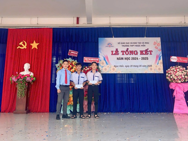 TRAO HỌC BỔNG CHO HỌC SINH THPT (6)