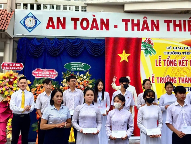 TRAO HỌC BỔNG CHO HỌC SINH THPT (7)