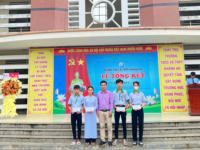TRAO HỌC BỔNG CHO HỌC SINH THPT (8)