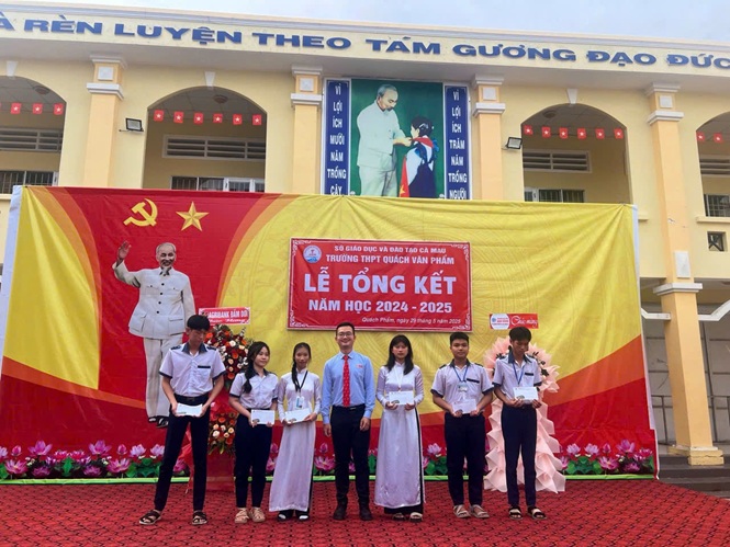 TRAO HỌC BỔNG CHO HỌC SINH THPT (9)